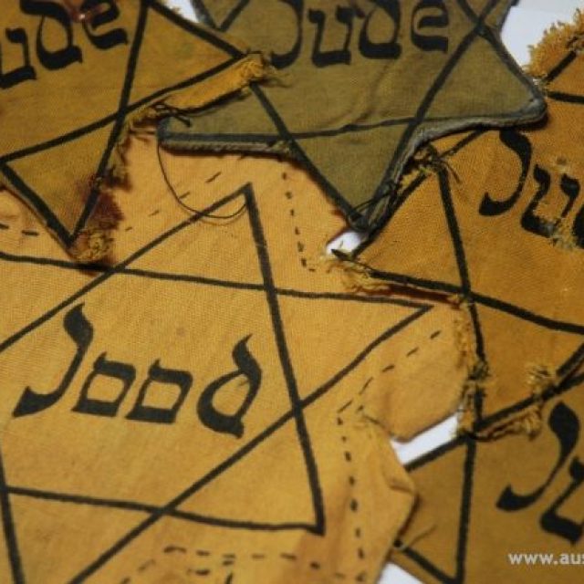 Žluté Davidovy hvězdy s nápisem "Žid" - tak označovali nacisté Židy především v okupovaných zemích západní Evropy | foto: Státní muzeum Osvětim