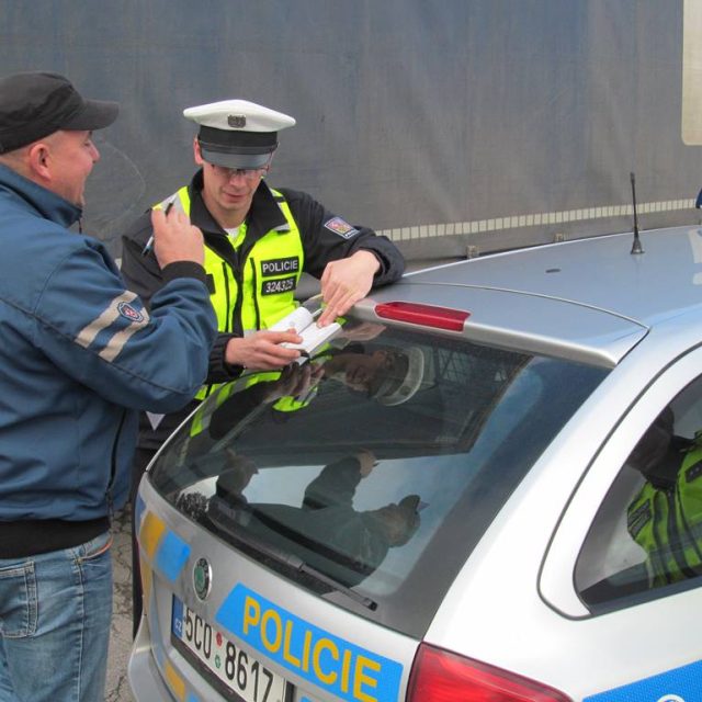Pokud se řidič dopustí přestupku,  policisté ho musí zastavit a záležitost s ním vyřešit | foto: Zdeněk Zajíček,  Český rozhlas
