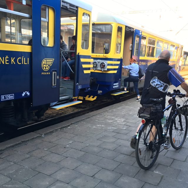 Vlak,  který z lovosického nádraží za chvíli vyrazí na Svěstkovou dráhu | foto: Lucie Valášková