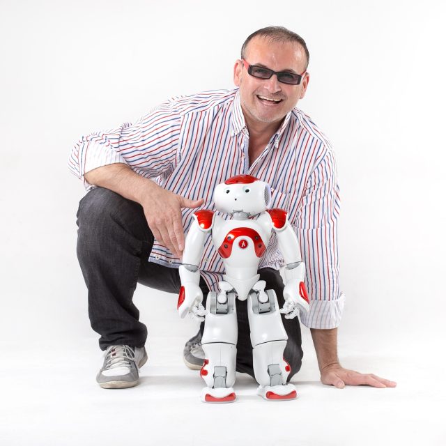 Vývojář umělé inteligence METILA a investor Gustav Mistrík a robot NAO | foto:  archiv Gustava Mistríka