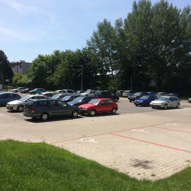 Kvůli chybě stavebního úřadu je parkoviště v ulici Stavbařů na Severní Terase černou stavbou | foto: Gabriela Hauptvogelová,  Český rozhlas