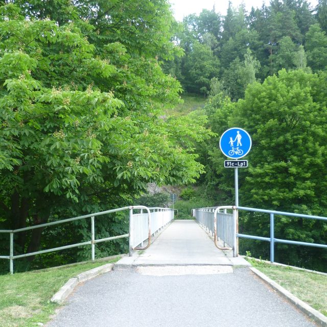 Lávka přes řeku Jihlavu. Směrem doleva vede stezka do Jihlavy k vlakovému nádraží | foto: Irena Šarounová,  Český rozhlas