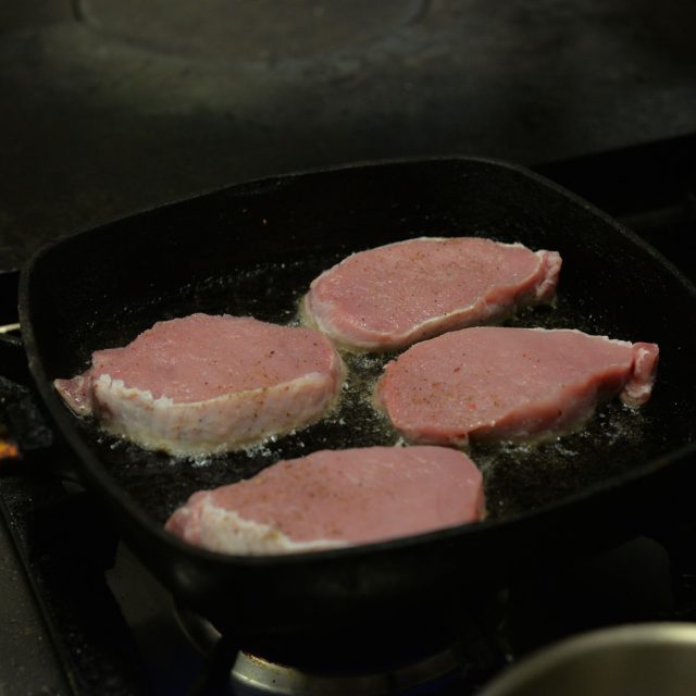 Na rozpálené pánvi s olejem opečeme po dobu 3 minut z každé strany. Po opečení ji necháme chvilku odpočinout | foto: Martin Čuřík