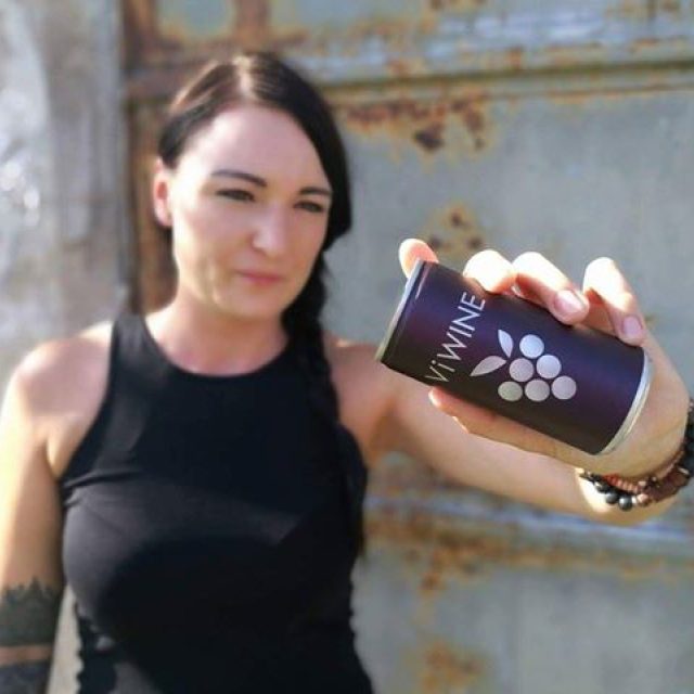 Česká firma začíná vyrábět víno v plechovkách,  cílí hlavně na mladé lidi. | foto: Alžběta Nečasová