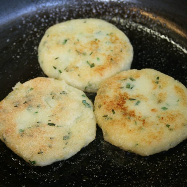 K bůčku se hodí například bramborové placky | foto: Michal Plšek