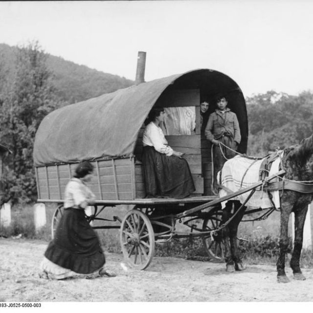 Romové byli původně kočovný národ | foto:  Bundesarchiv,  Bild 183-J0525-0500-003 / CC-BY-SA 3.0