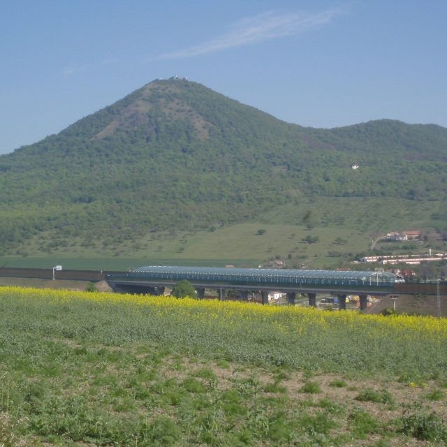 Pohled na Lovoš,  pod kterým vede dálnice D8 | foto: Eva Bucharová,  Český rozhlas