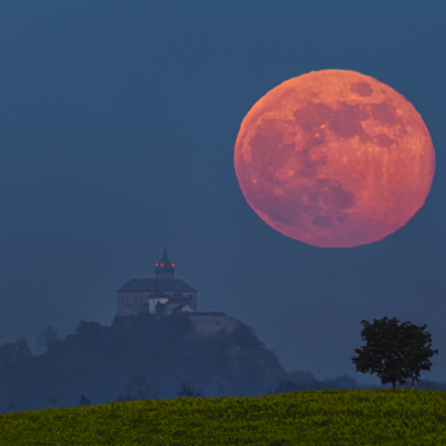Úplněk nad Kunětickou horou | foto: Petr Horálek