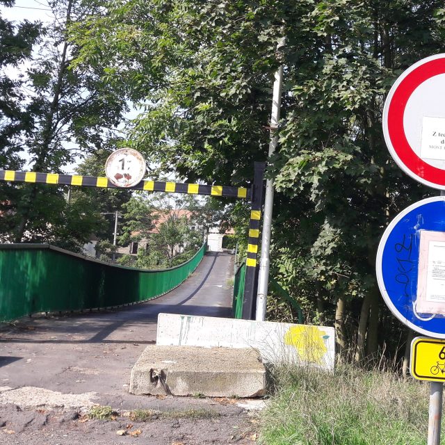 Uzavřenou lávku přes Ohři v Radonicích u Loun prohlédnou odborníci z vysoké školy v Brně | foto: Libor Želinský