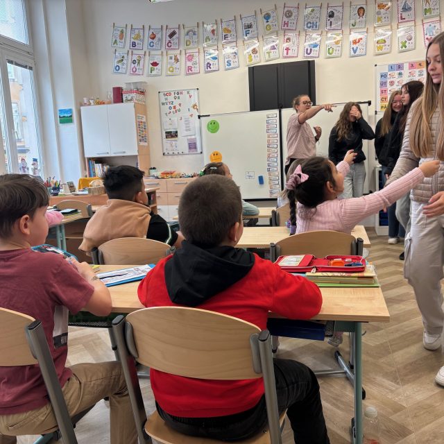 Na ZŠ Máchovo náměstí v Děčíně přišli slovní hodnocení přečíst prvňákům deváťáci | foto: Daniela Pilařová,  Český rozhlas