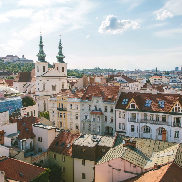 Pohled z věže Staré radnice směrem k pozdně gotickému kostelu sv. Jakuba,  v pozadí hrad Špilberk | foto: Jana Volková,  Český rozhlas
