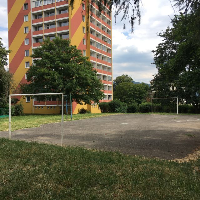 Místo asfaltového plácku na Skřivánku by Eliška Pixová chtěla hřiště pro starší děti. Obyvatelé sousedního domu nesouhlasí | foto: Gabriela Hauptvogelová,  Český rozhlas