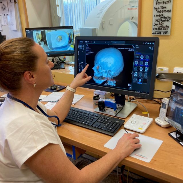 Radiologická asistentka Ivana Ďurčová Pajerová představuje nové CT | foto: Daniela Pilařová,  Český rozhlas