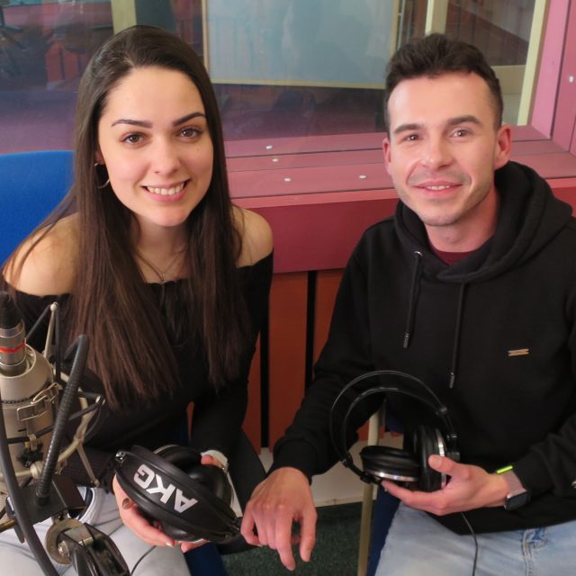 Nikola Votrubová a Kuba Kubín ve studiu Českého rozhlasu Hradec Králové | foto: Milan Baják,  Český rozhlas