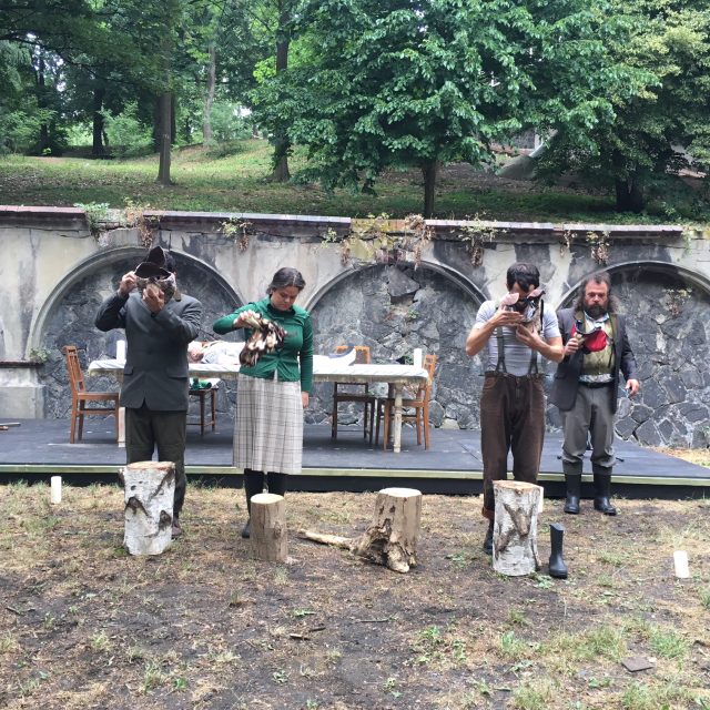 Ticho po pěšině. Venkovní inscenace Činoherního studia z roku 2018 | foto: Markéta Petříčková