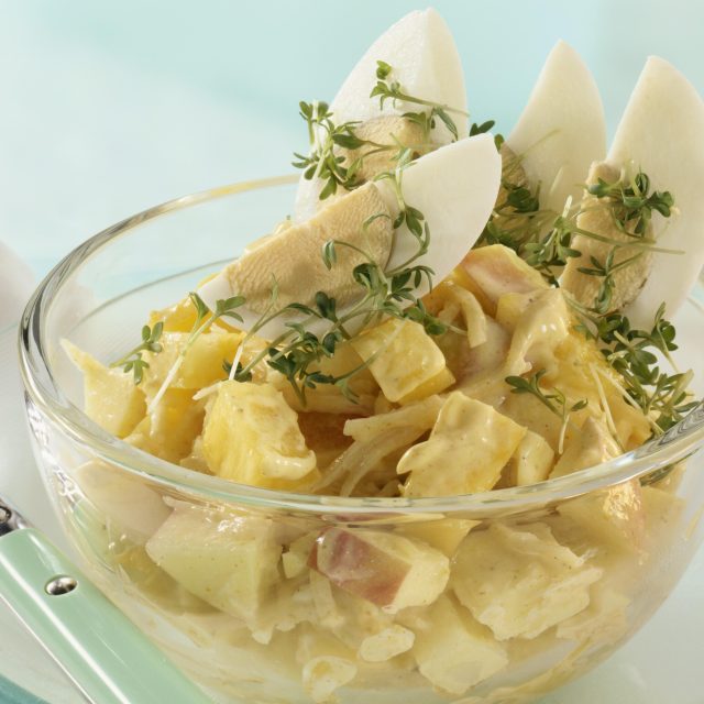 Celový salát s křenem a vejcem | foto: Fotobanka Profimedia