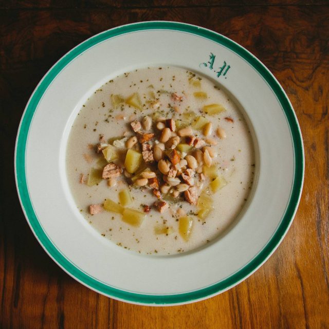 Hustá fazolová polévka je skvělá do zimy a plískanic  (ilustrační foto) | foto: Jana Volková