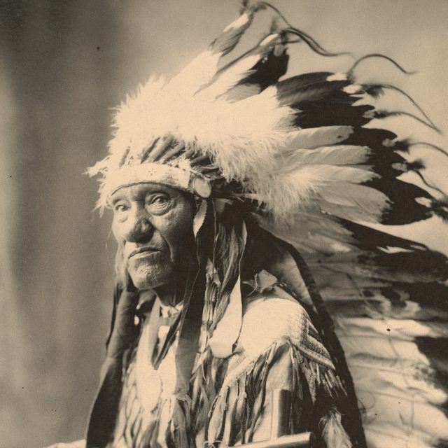 Náčelník Malá rána  (Little Wound) ze siouxského kmene Ogalalla,  snímek z roku 1898 | foto: Boston Public Library,  Unsplash,  Licence Unsplash