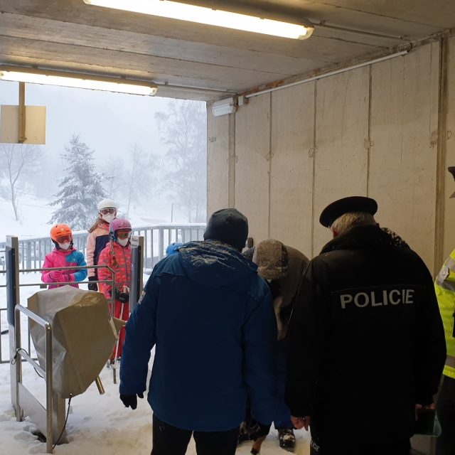 Skiareál Telnice zůstal zavřený,  provozovateli domluvili policisté | foto: Jan Bachorík,  Český rozhlas