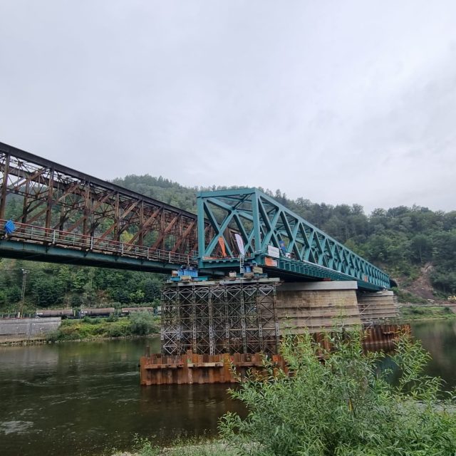 Stavebníci začali přesouvat přes Labe nový most mezi Prostředním Žlebem a děčínským východním nádražím | foto: Jan Bachorík,  Český rozhlas