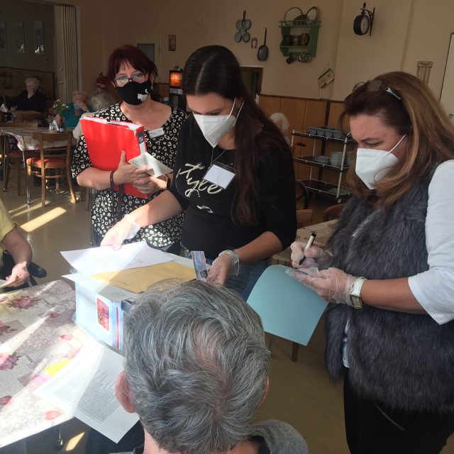 Klienti Domova pro seniory v České Kamenici volili v jídelně za přísných hygienických opatření | foto: Daniela Pilařová,  Český rozhlas