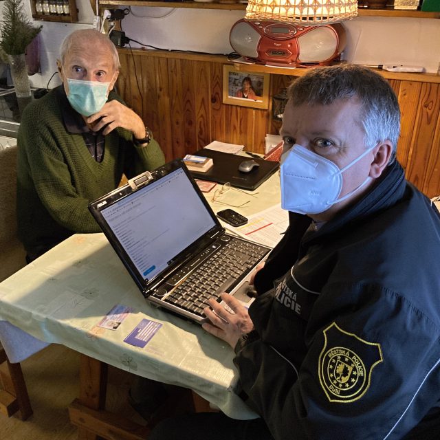 V Dubí pomáhají seniorům s registrací k očkování strážníci | foto: Gabriela Hauptvogelová,  Český rozhlas