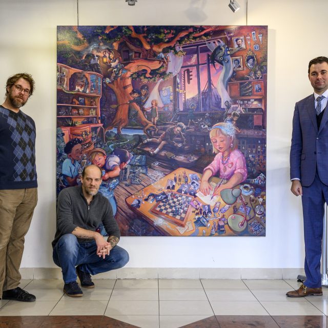 Adam Windsor  (vlevo) a Václav Kovář  (uprostřed) společně s náměstkem primátora Martinem Poštou před obrazem Děčín je Děčín | foto: Ondřej Hájek,  ČTK