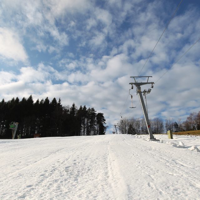 Prázdná sjezdovka s vlekem | foto: Filip Fojtík,  MAFRA / Profimedia