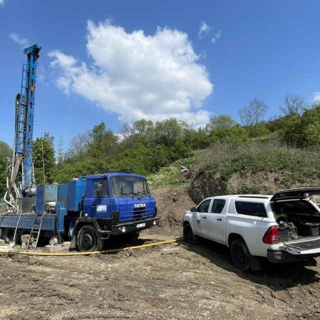 V Žiželicích u Žatce začala další část prací na zajištění nestabilního svahu | foto: Robin Röhrich,  Český rozhlas