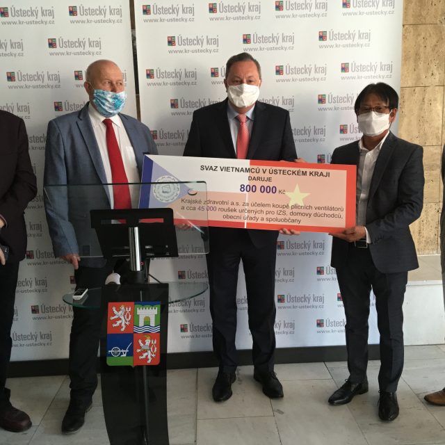 Vietnamci v Ústeckém kraji vybrali 800 tisíc korun na ventilátory a generátor ozónu pro 3 nemocnice | foto: Gabriela Hauptvogelová,  Český rozhlas
