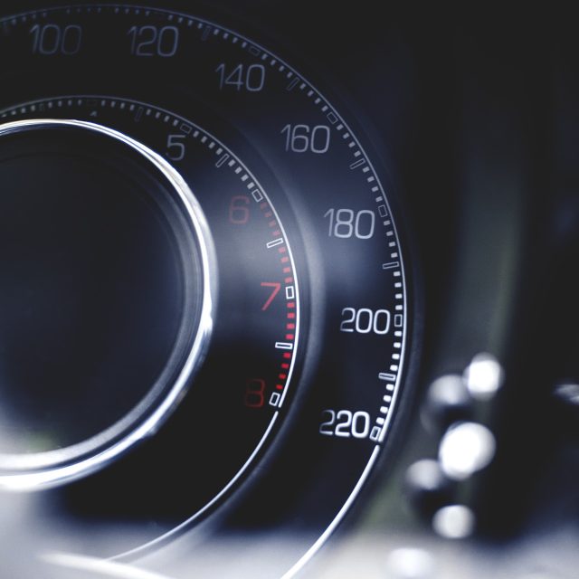 Tachometr v autě | foto: Pixabay