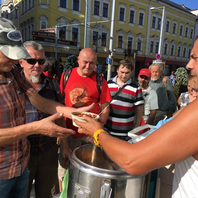 Dobrovolníci v Ústí nad Labem rozdávají jednou týdně jídlo potřebným  | foto: Gabriela Hauptvogelová,  Český rozhlas
