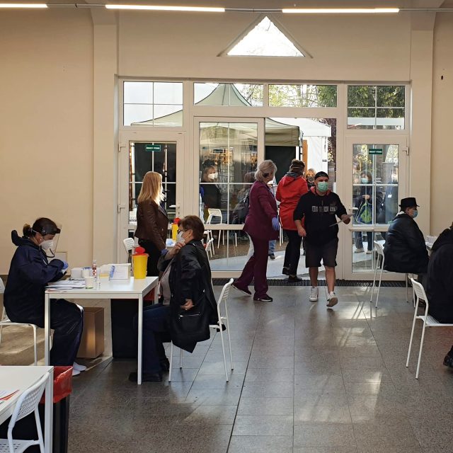 V Litoměřicích začalo testování,  které má zjistit,  kolik lidí se už dostalo do kontaktu s novým typem koronaviru | foto: Jan Bachorík,  Český rozhlas,  Český rozhlas