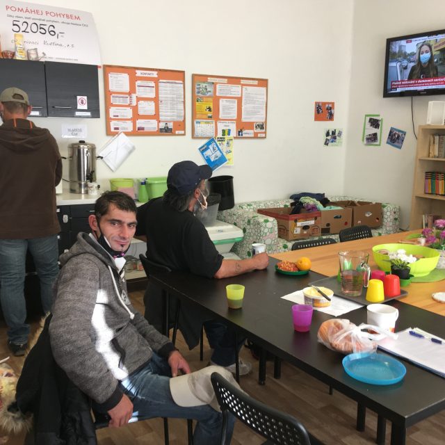 Zdeněk Petružela chodí do denního centra pravidelně. Roušku si sundal pouze kvůli fotografii | foto: Gabriela Hauptvogelová,  Český rozhlas