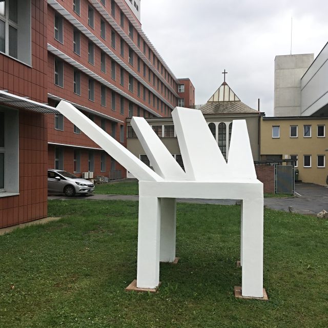 Mariana Alasseur představuje v kampusu UJEP instalaci s názvem „Rodinný stůl ve větru“ | foto: Gabriela Hauptvogelová,  Český rozhlas