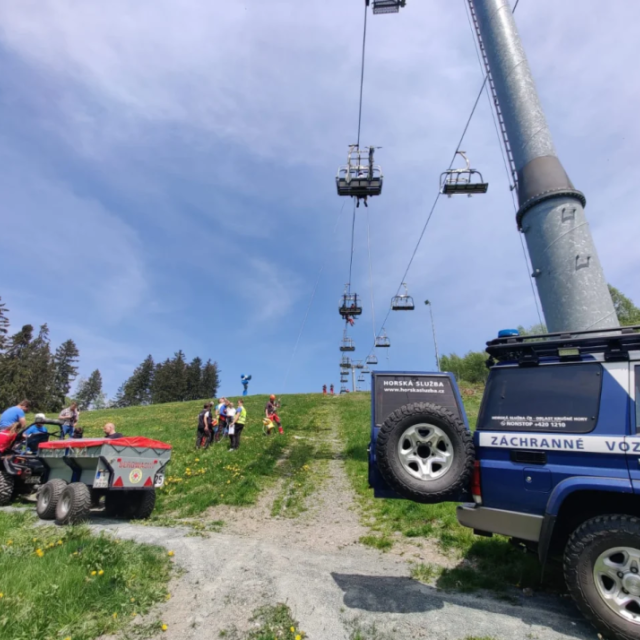Vyprošťování lidí z porouchané lanové dráhy v saském Schönecku | foto: Horská služba Krušné hory