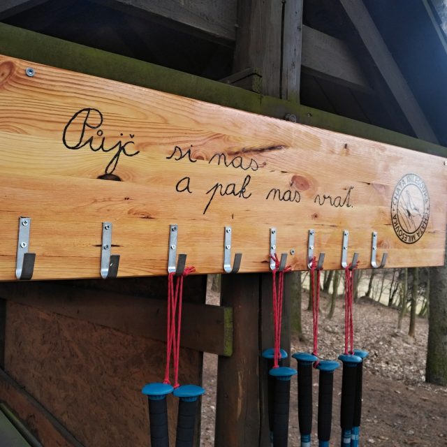 Chata Milešovka začala pod kopcem nabízet turistům trekové hole k zapůjčení | foto: Eliáš Molnár,  Chata Milešovka