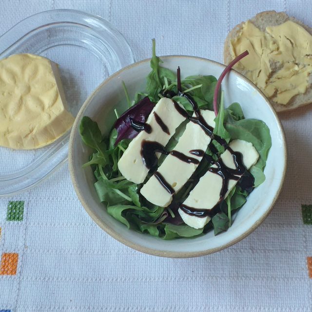Salát s farmářskými výrobky | foto: Stanislava Brádlová,  Český rozhlas