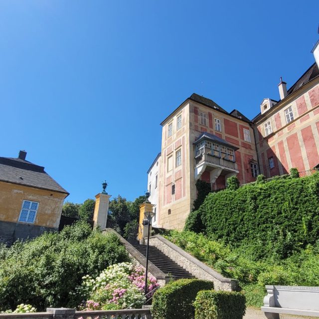 Zámek Jánský Vrch stojí přímo na hraně skalnatého výběžku | foto: Miroslav Kobza,  Český rozhlas