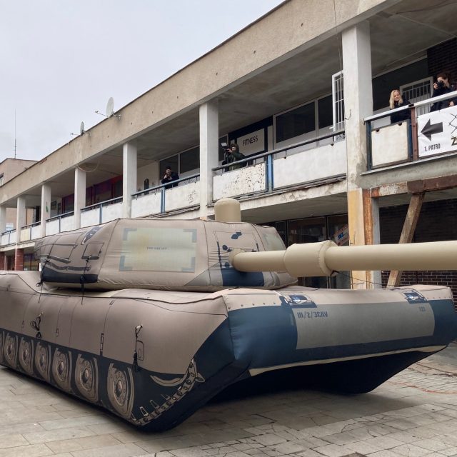 Nafukovací návnady pro armádu vyrábějí v Děčíně | foto: Daniela Pilařová,  Český rozhlas