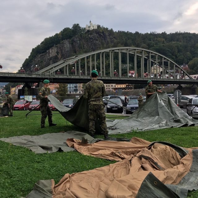 Drive-in stanoviště v Děčíně připravili vojáci z 31. pluku radiační,  chemické a biologické ochrany | foto: Daniela Pilařová,  Český rozhlas,  Český rozhlas