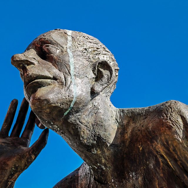 Naslouchající. Detail plastiky Karla-Henninga Seemanna před hudební konzervatoří v německém Freiburgu | foto:  couleur,  Pixabay,  CC0 1.0