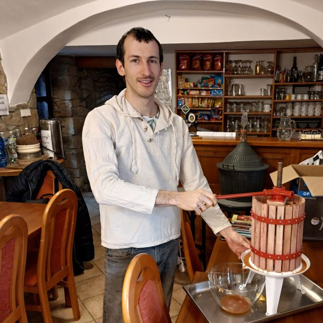 Filip Novák vyrábí cider ručně | foto: Irena Šarounová,  Český rozhlas