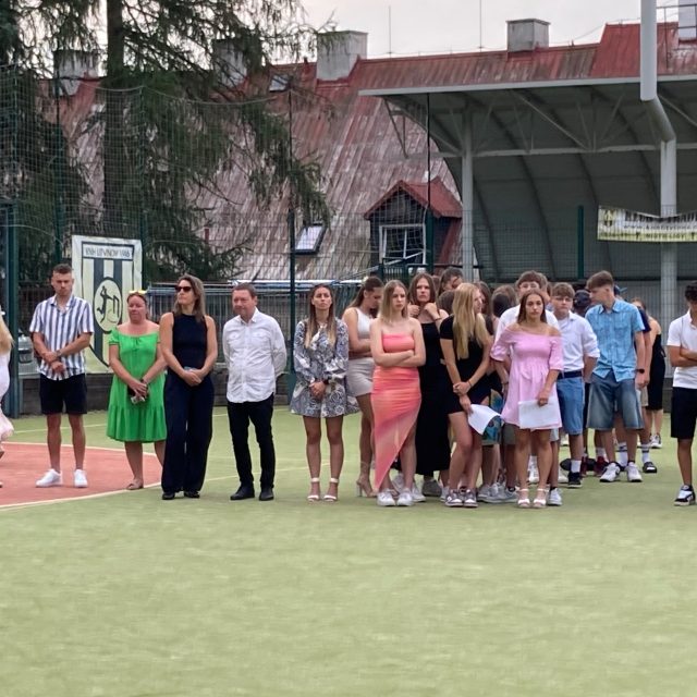 Na Soukromé sportovní základní škole v Litvínově se koná každoroční setkání žáků školy i učitelů na školním hřišti | foto: Jan Beneš,  Český rozhlas