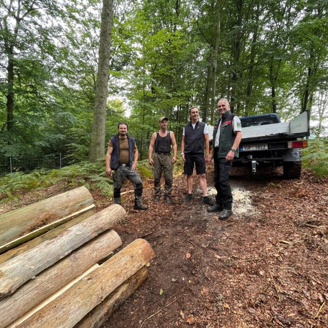 Petr Kříž a Uwe Borrmeister s pracovníky dodavatelské firmy | foto: Nadja Rademacher,  Správa Národního parku České Švýcarsko