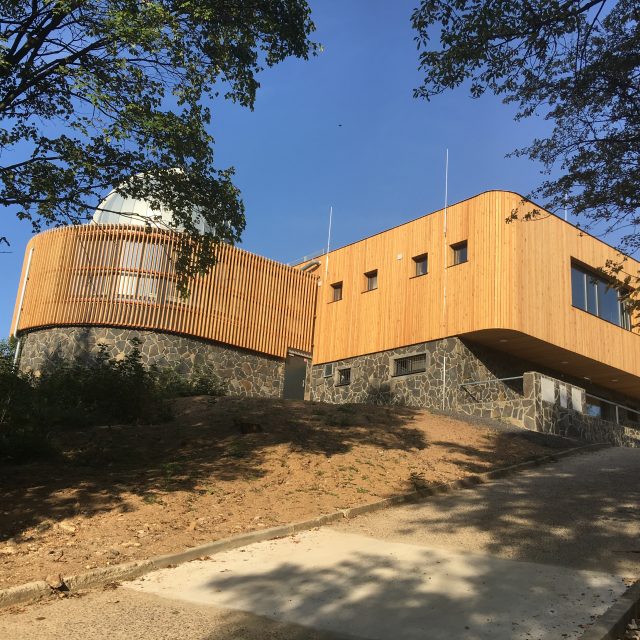 Architekt pro hvězdárnu zvolil obložení z přírodních materiálů | foto: Gabriela Hauptvogelová,  Český rozhlas