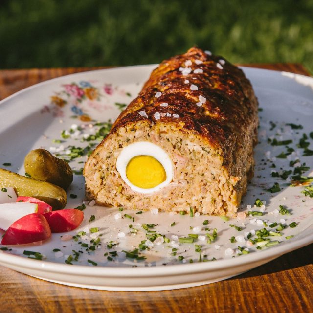 Velikonoční sekaná s vejcem a šunkou | foto: Jana Volková