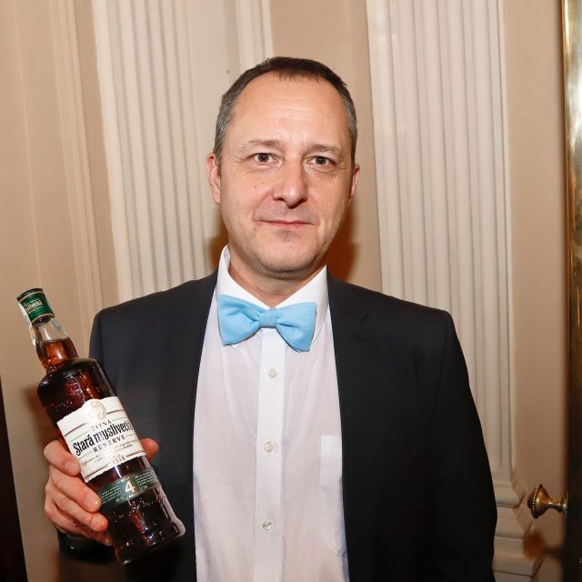 Generální ředitel Palírny U Zeleného stromu Pavel Kadlec s lahví Stará žitná myslivecká | foto: Profimedia