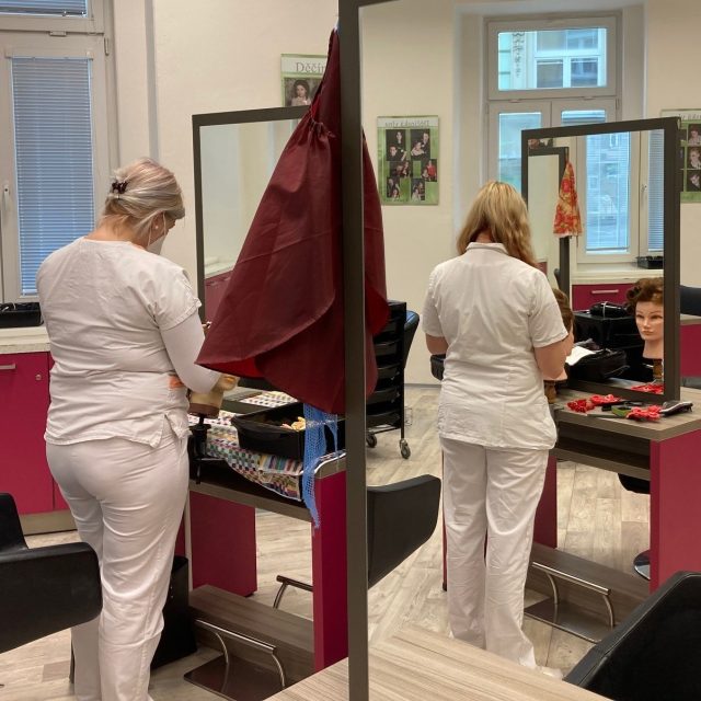 Učební obory začaly v omezeném režimu s praktickou výukou | foto: Daniela Pilařová,  Český rozhlas