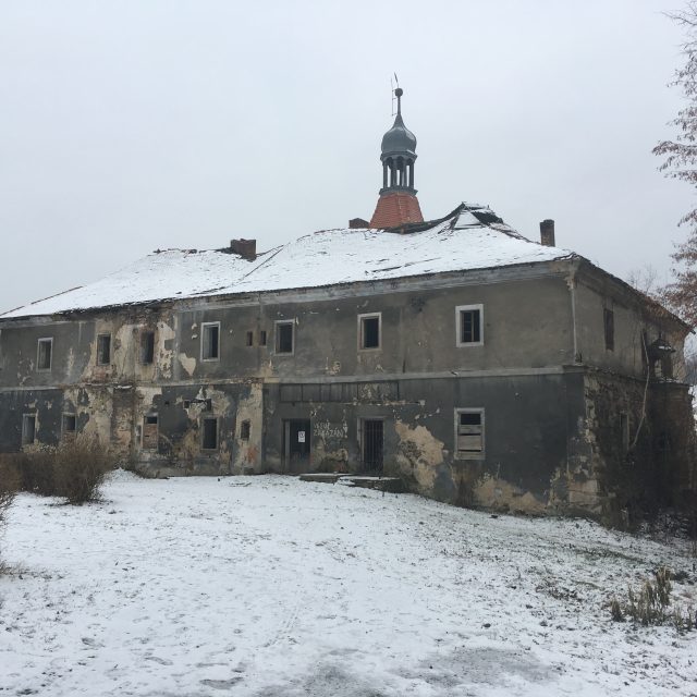 Zdevastovaný zámek Mirošovice | foto: Gabriela Hauptvogelová,  Český rozhlas